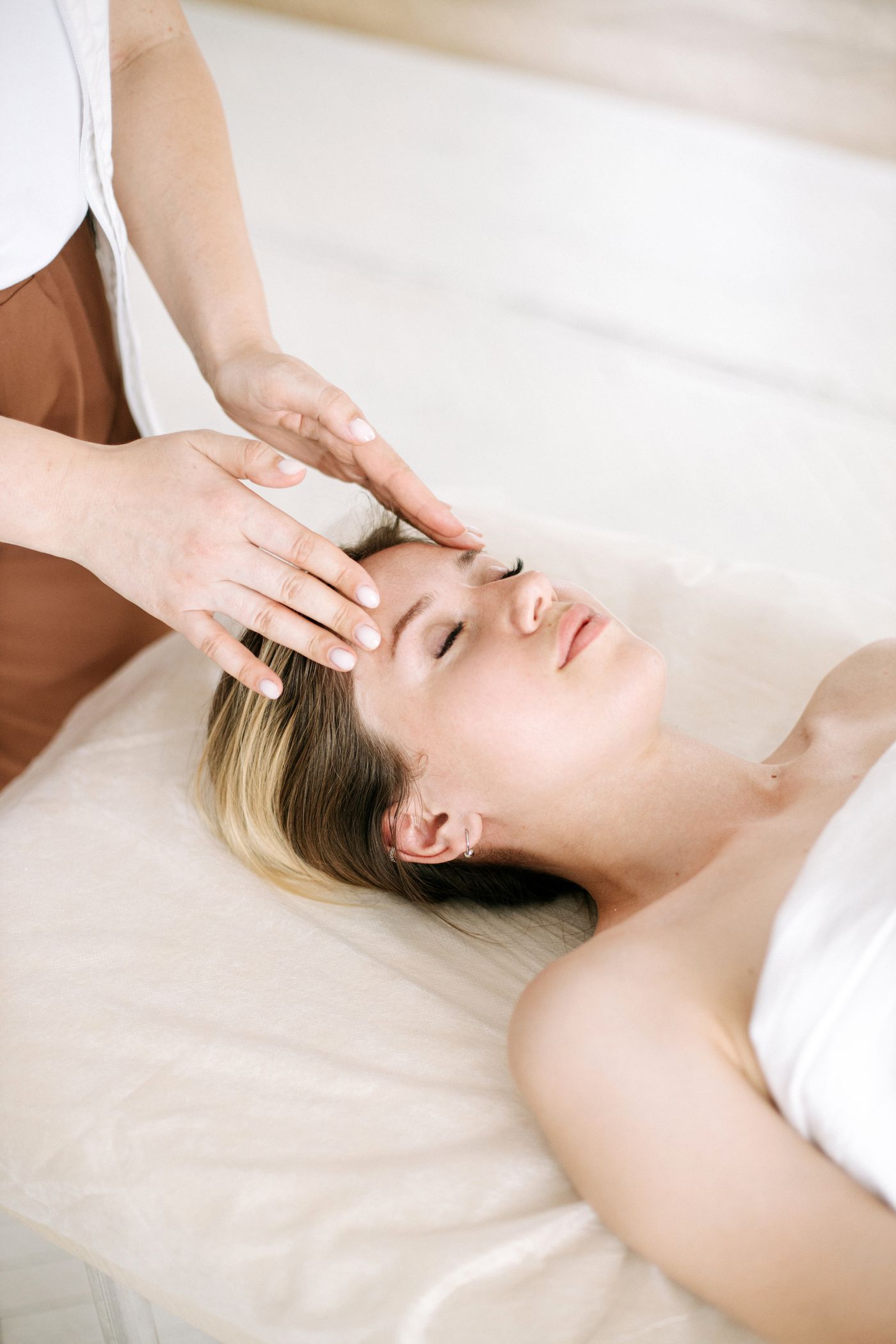 Chuyên viên massage nâng cơ gương mặt cho khách hàng