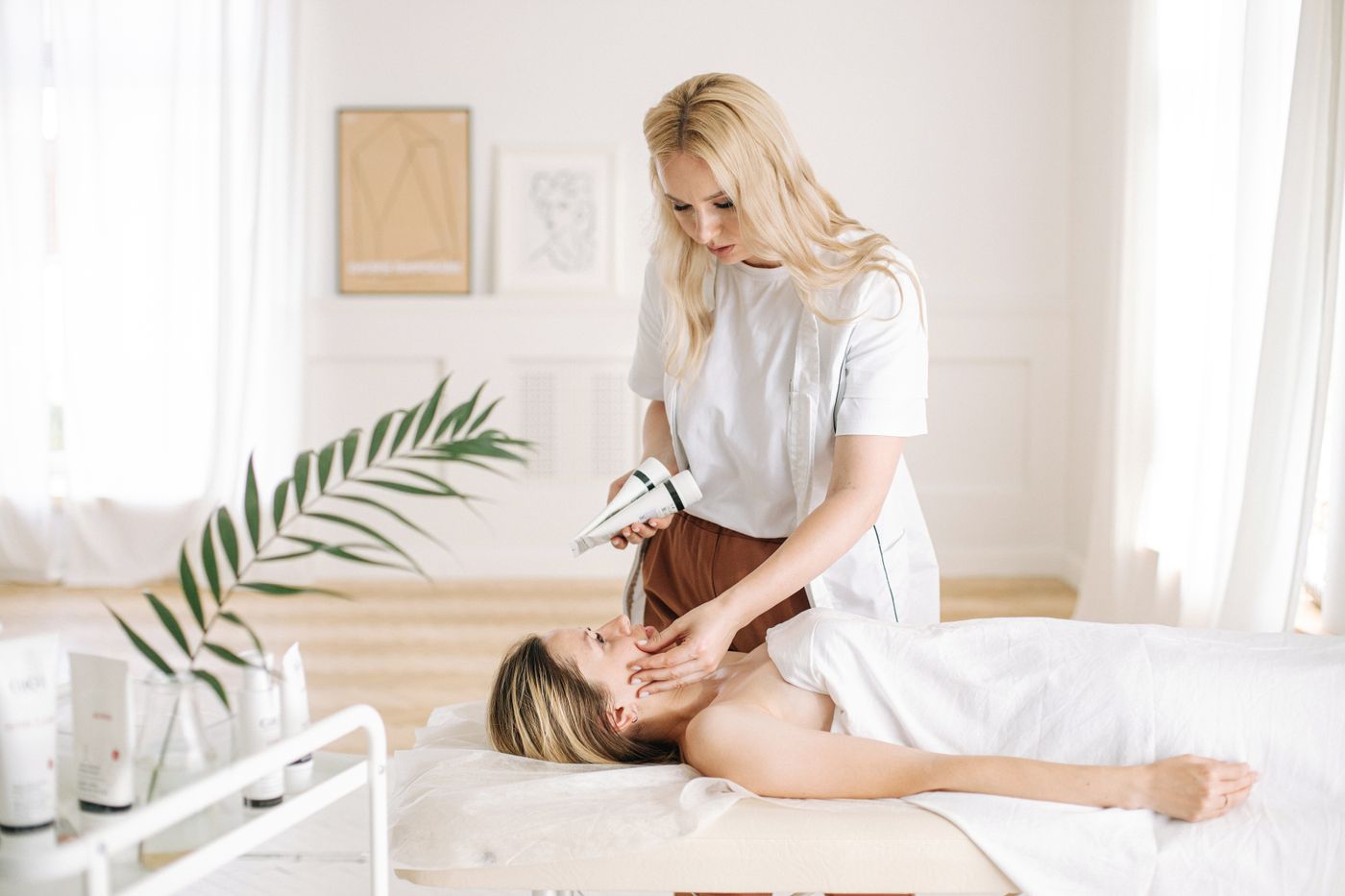 Chuyên viên thực hiện liệu trình nâng cơ trẻ hóa bằng thiết bị