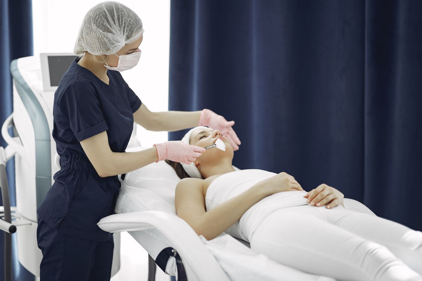 Khách hàng trải nghiệm liệu trình chăm sóc da căng bóng