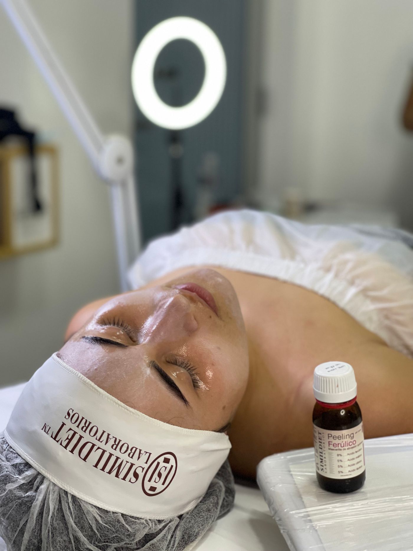 Khách hàng được thoa dung dịch peel chăm sóc da