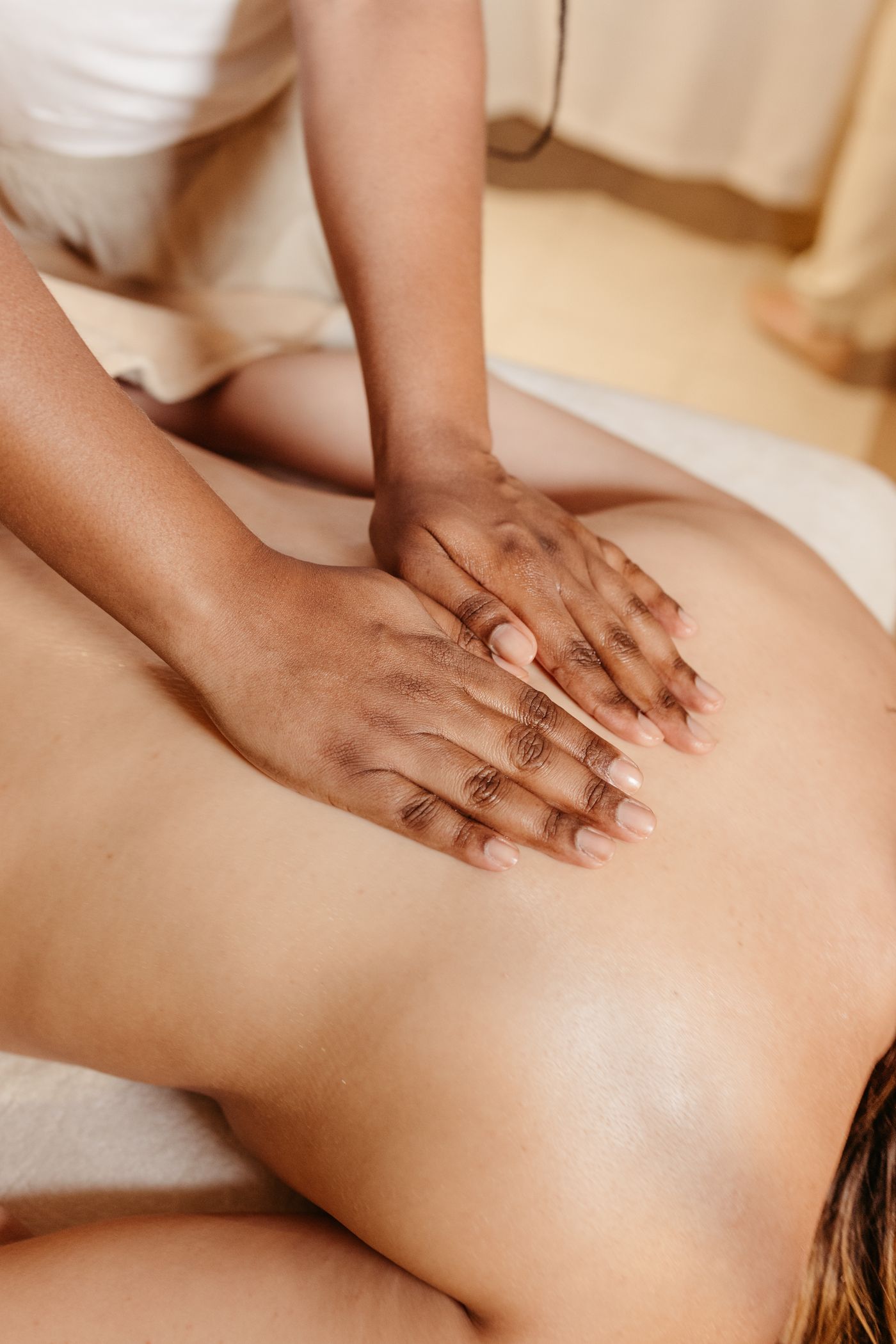 Khách hàng thư giãn với liệu trình massage body